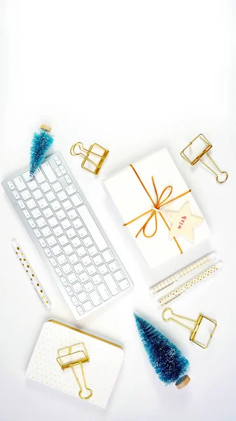 Compras de Natal Moderno Ouro e Branco desktop blog cabeçalho aéreo flat lay. — Fotografia de Stock