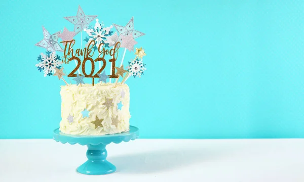 Gelukkig Nieuwjaar Eve taart met dank God De 2021 taart topper decoratie. — Stockfoto
