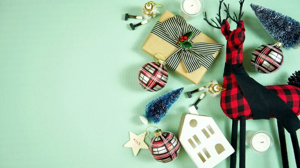 Presentes de Natal modernos com renas xadrez de búfalo e decorações. — Fotografia de Stock