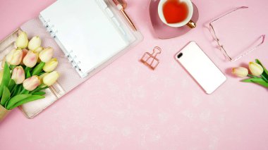 Kadınsı pembe masaüstü çalışma alanı blog başlığı düz konumda yatıyordu.