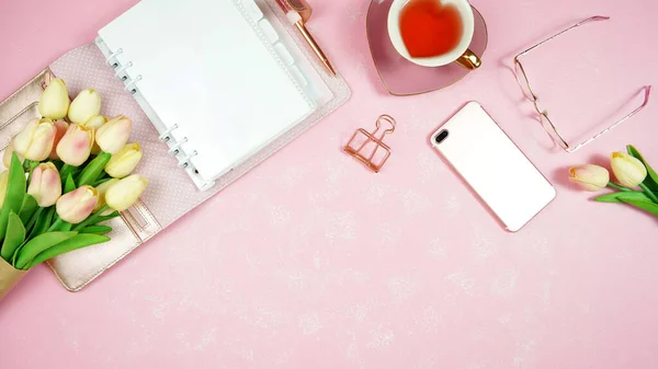 Feminine pink desktop workspace blog header overhead flat lay. — Stock Photo, Image