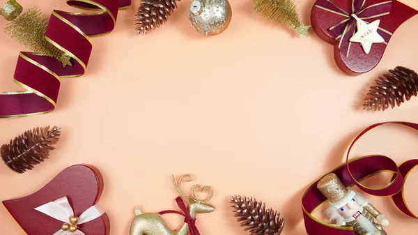 スタイリッシュなサンゴ、赤と金の贈り物と装飾が施された豪華なクリスマスフラットレイ. — ストック写真