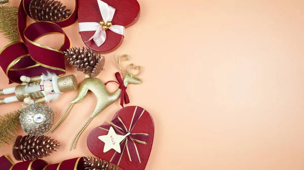 Luxuoso flatlay de Natal com coral elegante, vermelho e ouro presentes e decorações. — Fotografia de Stock