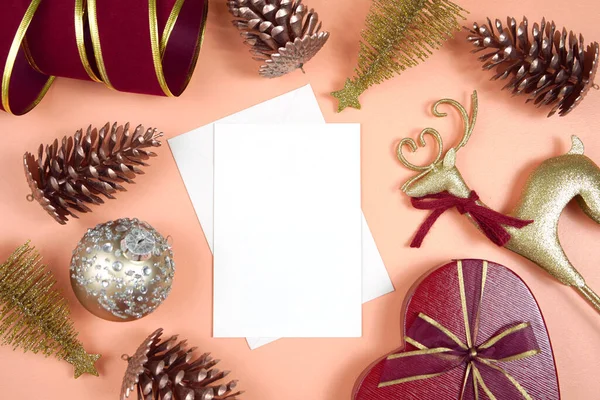 Aplanado de Navidad de lujo con elegantes regalos y decoraciones de coral, rojo y oro. — Foto de Stock