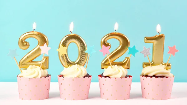 2021 Feliz Año Nuevo cupcakes con velas de oro. —  Fotos de Stock