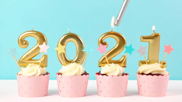 2021 Šťastný Nový rok Předvečer cupcakes se zlatými svíčkami. — Stock fotografie