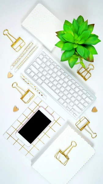 Elegante blanco y oro tema de escritorio espacio de trabajo plano lay. —  Fotos de Stock