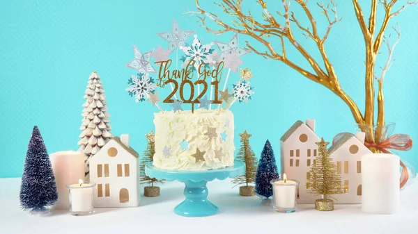 행복 한 새해 이브 케이크와 하나님께 감사드립니다. 케이크의 꼭대기 장식 2021 — 스톡 사진