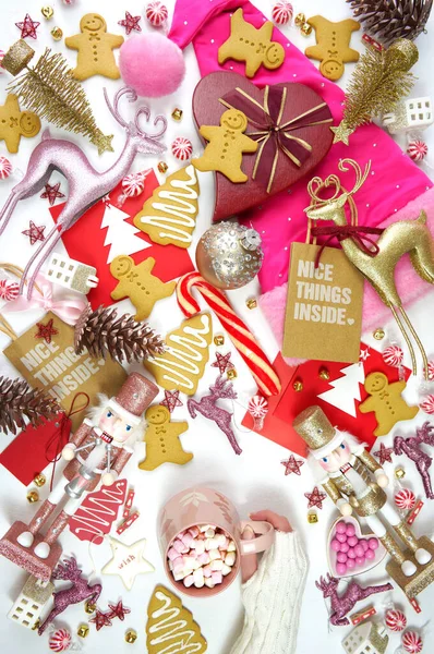Moderna mattina di Natale piatto laici con regali, ornamenti, e biscotti di pan di zenzero — Foto Stock