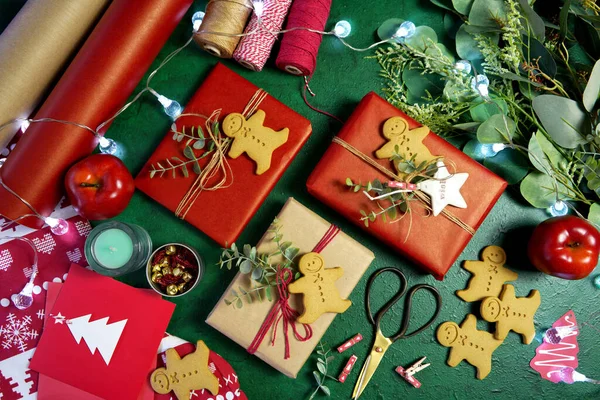 Navidad rojo y verde tema regalo envoltura vista superior plana laico. — Foto de Stock