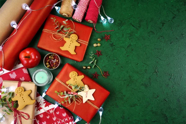 圣诞红绿主题礼物包裹顶视图平铺. — 图库照片
