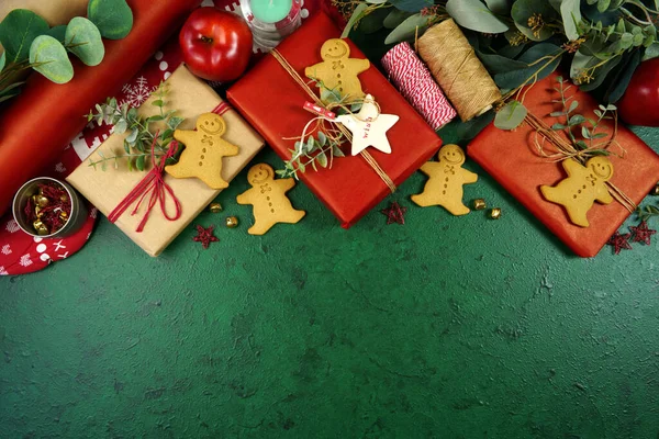 Christmas red and green theme gift wrapping top view flat lay. — Stock Photo, Image