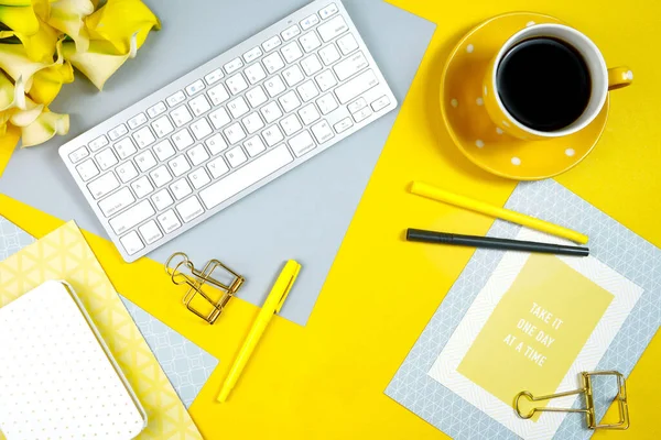 2021 cores do ano, amarelo e cinza, espaço de trabalho desktop. — Fotografia de Stock