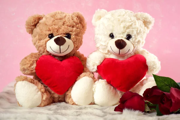 Feliz dia dos namorados ursinhos de pelúcia com corações de amor — Fotografia de Stock