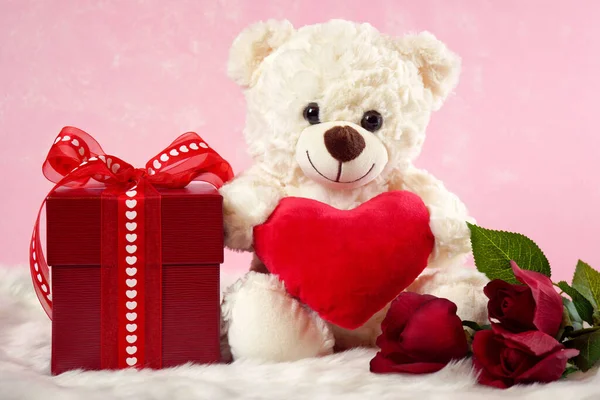 情人节快乐玩具熊与爱的心 — 图库照片