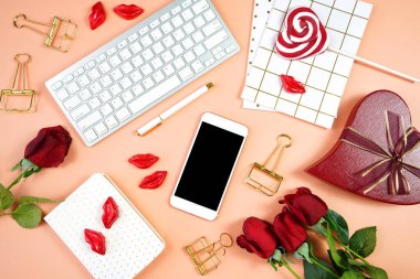 Sevgililer Günü masaüstü aksesuarları. Üst görünüm düz blog kahraman başlığı.