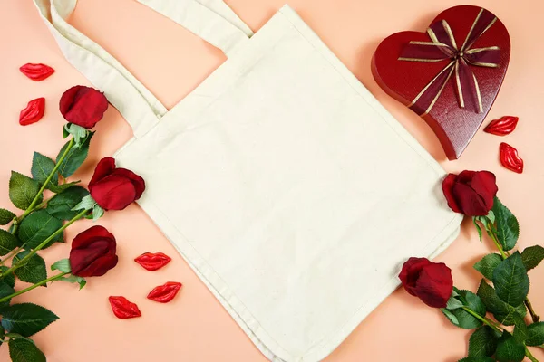Día de San Valentín bolsa de lona mockup. Vista superior plano laico. —  Fotos de Stock