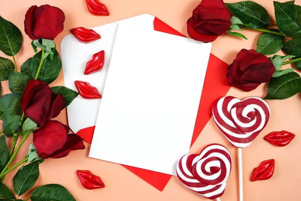 Walentynki kartka z życzeniami i makieta z kopertami. Widok z góry płaski lay. — Zdjęcie stockowe