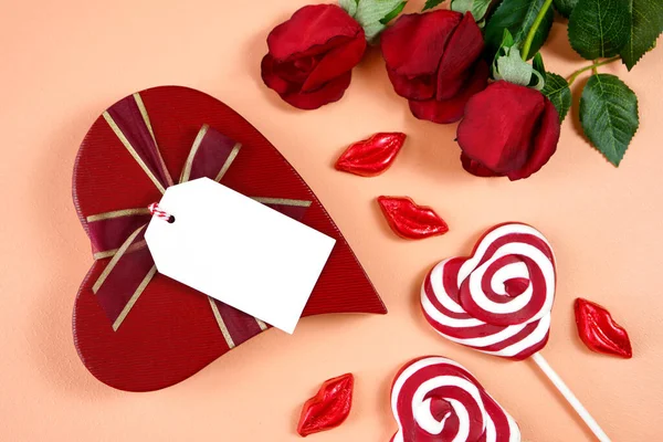 Valentijnsdag hangen cadeau tag label mockups. Bovenaanzicht vlak lay. — Stockfoto