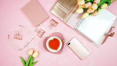 Bahar Pembe Masaüstü Çalışma Alanı blog başlığı düz yatıyordu.