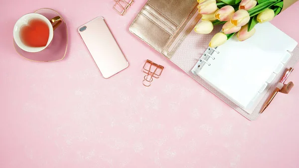 Spring pink desktop workspace blog header overhead flat lay. — Stock Photo, Image