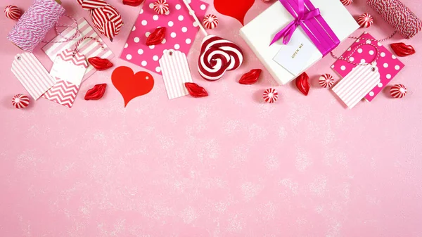 Valentinstag on-trend Draufsicht Blog Held Header kreative Zusammensetzung Flatlay. — Stockfoto