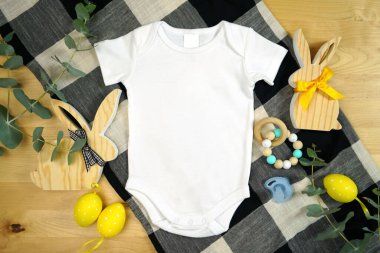 Paskalya Çiftliği temalı bebek kıyafetleri üst kattaki düz yatak. Model.