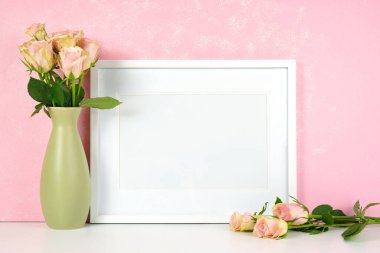 Anneler Günü düğün ürünleri, pembe güllerle süslenmiş..