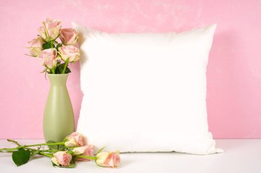 Anneler Günü düğün ürünleri, pembe güllerle süslenmiş..
