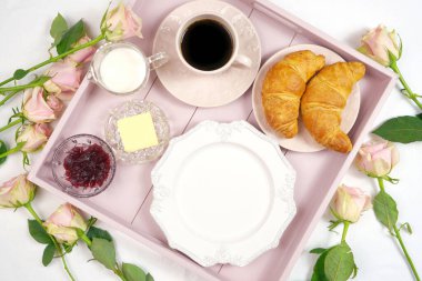 Anneler Günü düğün ürünleri, pembe güllerle süslenmiş..