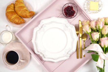 Anneler Günü düğün ürünleri, pembe güllerle süslenmiş..