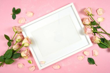 Anneler Günü düğün ürünleri, pembe güllerle süslenmiş..