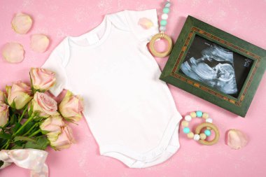Anneler Günü ürünleri, pembe güllerle süslenmiş..
