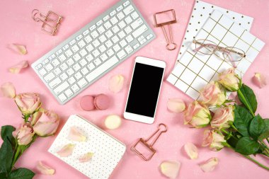 Masaüstü çalışma alanı düz blog kahraman başlığı, pembe arka planda pembe güller.