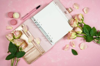 Masaüstü kişisel planlayıcısı, pembe arka planda pembe güller..