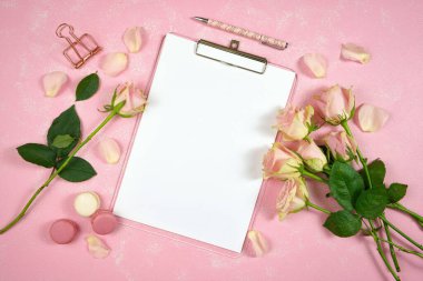 Masaüstü çalışma alanı panosu düz çizgi, pembe arka planda pembe güller.