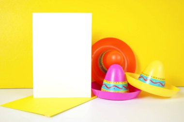 Cinco de Mayo tebrik kartı modeli ile şenlikli sarı bir arka plan