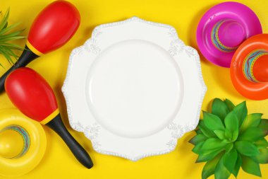 Cinco de Mayo tabak sehpası, sarı masa arkaplanındaki düz yatağı ayarlıyor