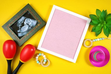 Cinco de Mayo bebek mektupları ve hamilelik testi sonogramı.