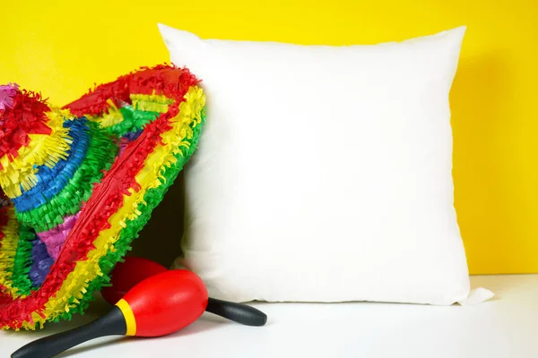 Cinco de Mayo kasta kudde mockup mot en festlig gul bakgrund. — Stockfoto