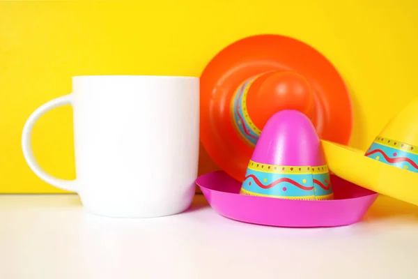 Cinco de Mayo coffee mug mockup against a festive yellow background. — ストック写真
