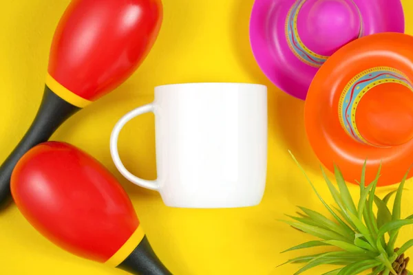 Cinco de Mayo caneca de café flatlay no fundo colorido mesa amarela — Fotografia de Stock