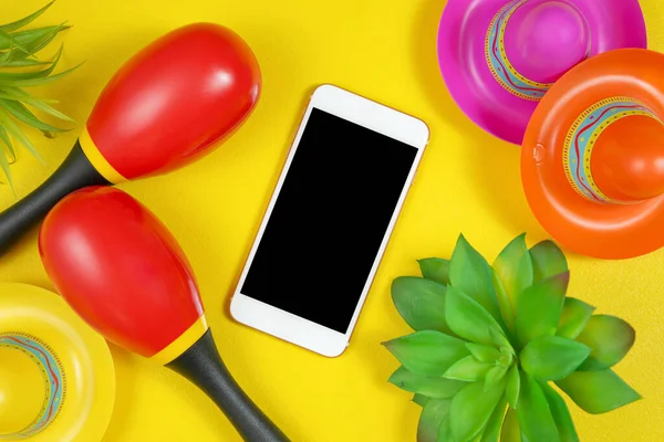 Cinco de Mayo telefone inteligente flatlay em um fundo festivo mesa amarela, — Fotografia de Stock