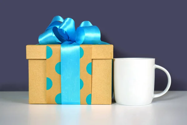 Den otců nebo mužské narozeniny téma káva hrnek stylizovaný s dárkem. — Stock fotografie