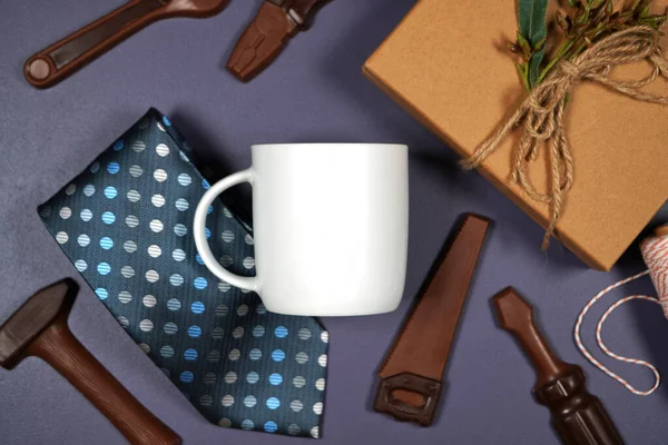 Fête des Pères ou thème d'anniversaire masculin tasse de café blanche flatlay maquette. — Photo