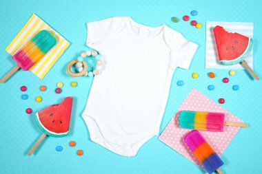 Yaz tatili teması Flatlay boş model.