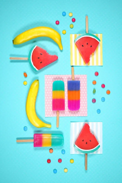 Sommar strand semester tema flatlay stylad med vattenmelon, godis och glass — Stockfoto