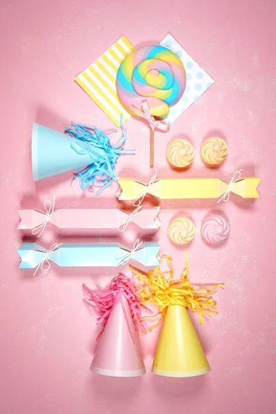 Aniversário e festa tema flatlay estilo com chapéus de festa e bon bons. — Fotografia de Stock