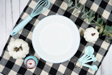 Çiftlik evi mutfak malzemeleri. Çiftlik evi stili dekorlu düz döşemeli..