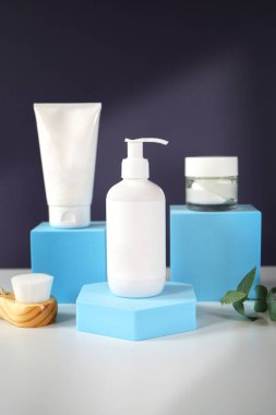 Biçimli ayarlarda kozmetik cilt içi boş konteynır modellemeleri.